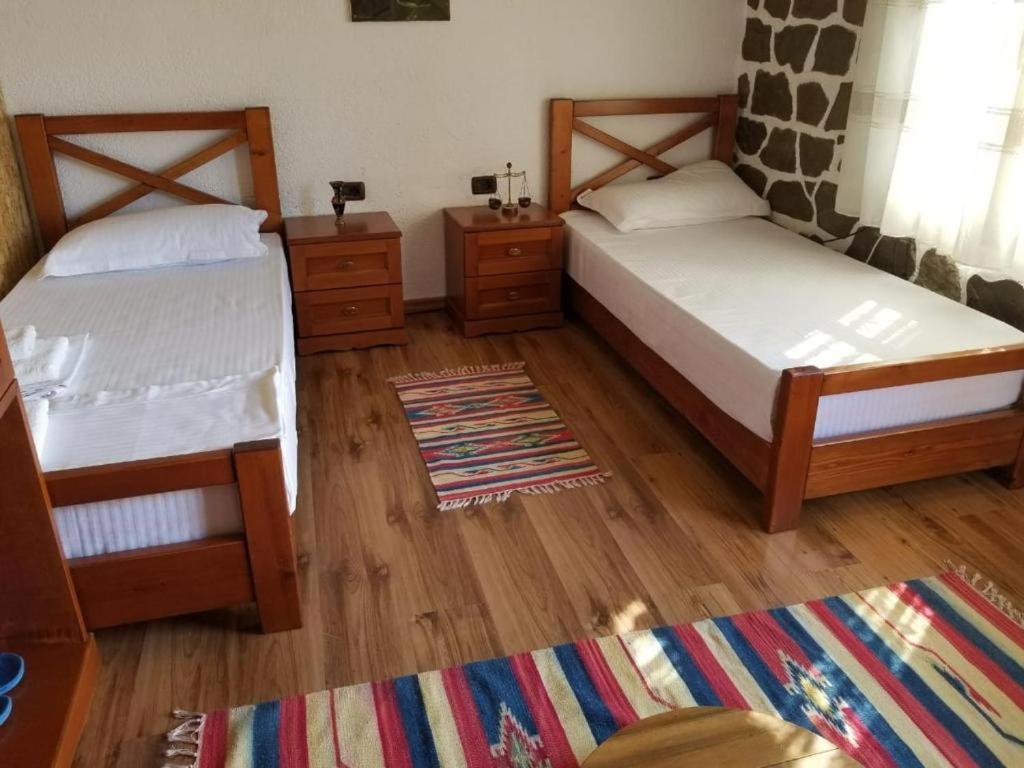 Bed & Breakfast Local Living Edi Berat Exterior photo