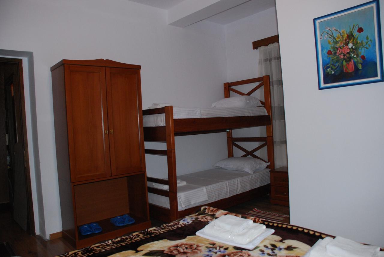 Bed & Breakfast Local Living Edi Berat Exterior photo