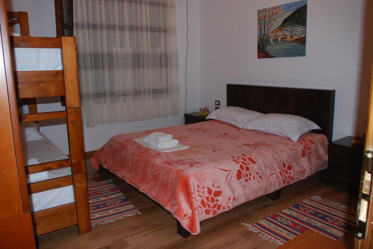 Bed & Breakfast Local Living Edi Berat Exterior photo